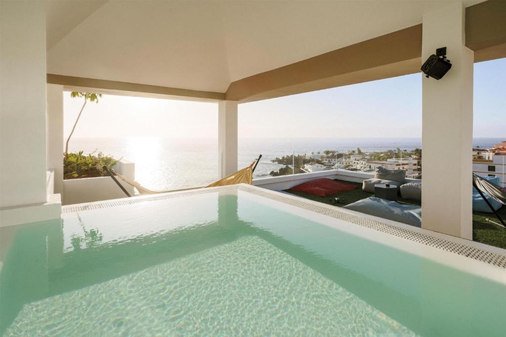 Ocean-view pool and terrace at Sholeo Lodges Los Gigantes