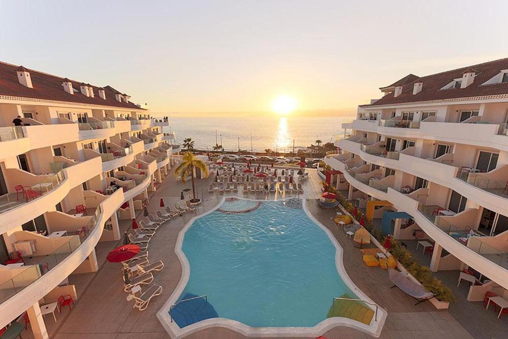 Outdoor pool at Sholeo Lodges Los Gigantes overlooking an Atlantic sunset