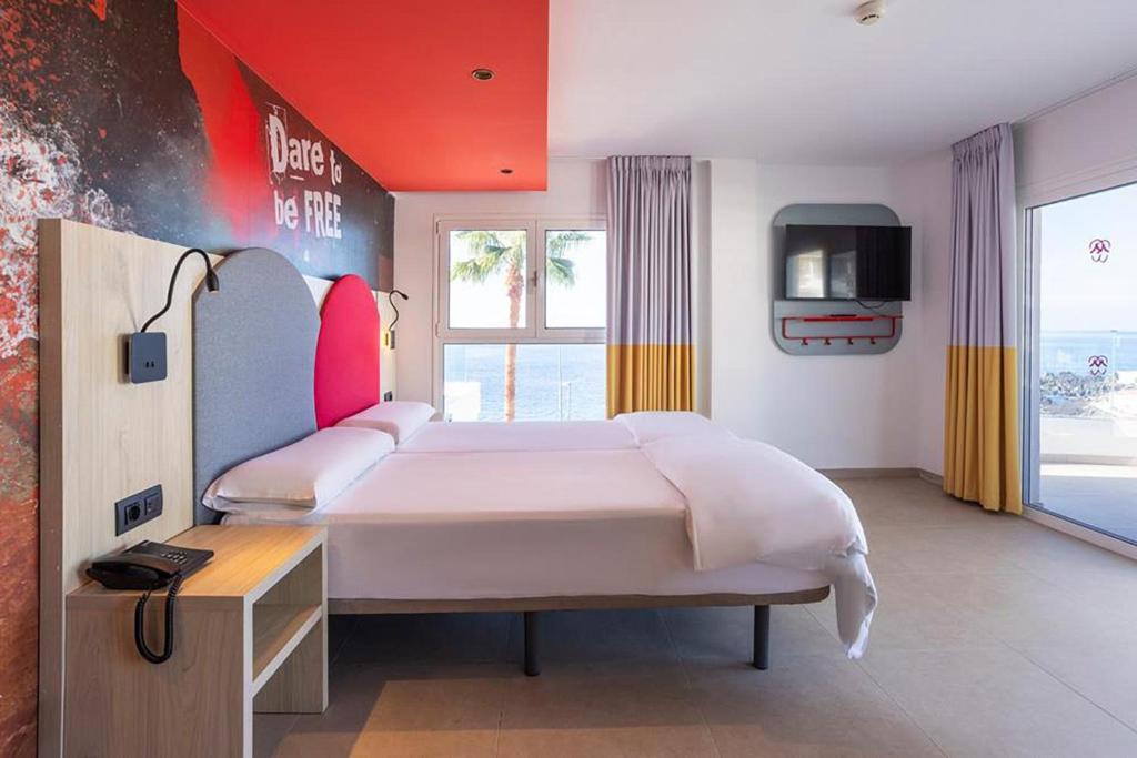 Bright guest room with an ocean view at Sholeo Lodges Los Gigantes